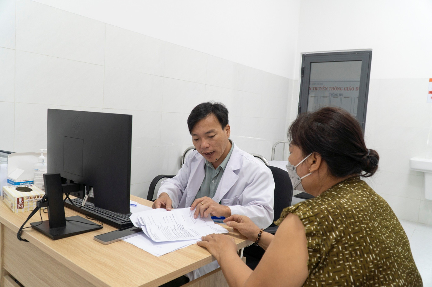 Những chuyến luân phiên bác sĩ ra đảo đã trở thành cầu nối quan trọng giữa Côn Đảo và hệ thống y tế TP.HCM. Mỗi nhóm công tác thường ở lại từ 1 đến 3 tháng, mang theo kỹ năng, thiết bị và tinh thần sẻ chia. Họ vừa trực tiếp điều trị, vừa đào tạo, hướng dẫn đồng nghiệp tại chỗ. Chương trình giúp khắc phục tình trạng thiếu bác sĩ có kinh nghiệm ở tuyến cơ sở. Nhiều kỹ thuật trước đây chưa từng thực hiện nay đã được triển khai thành công ngay tại đảo. Người dân Côn Đảo giờ đây được tiếp cận các dịch vụ y tế chất lượng cao ngay tại địa phương.