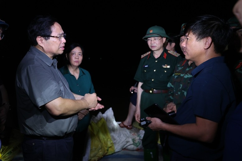 Thủ tướng đề nghị các lực lượng phân công nhiệm vụ hợp lý, có cách làm khoa học, hiệu quả nhất, kịp thời phát hiện, ứng phó, khắc phục kịp thời các sự cố dù nhỏ nhất ngay khi mới xảy ra - Ảnh: VGP/Nhật Bắc