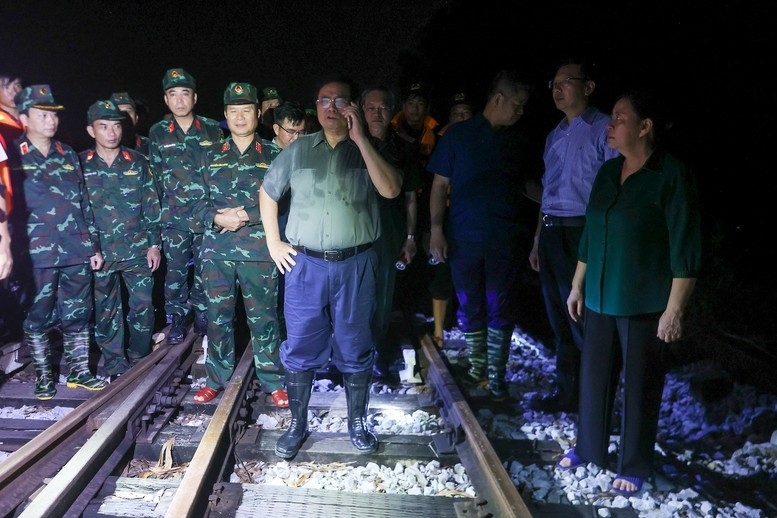 Thủ tướng gọi điện chỉ đạo Thứ trưởng Bộ Nông nghiệp và Môi trường Nguyễn Hoàng Hiệp báo cáo tình hình lũ trên các sông - Ảnh: VGP/Nhật Bắc