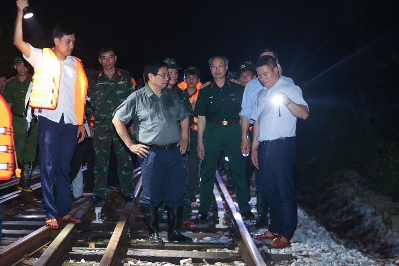 Thủ tướng yêu cầu các cơ quan theo dõi sát tình tình mưa và mực nước trên các sông để điều tiết nước trên các hồ đập linh hoạt, phù hợp, tránh gây vỡ đê ở hạ lưu, trong đó có việc xem xét đóng, mở vào thời điểm phù hợp các cửa xả của các hồ thủy điện ở thượng lưu - Ảnh: VGP/Nhật Bắc