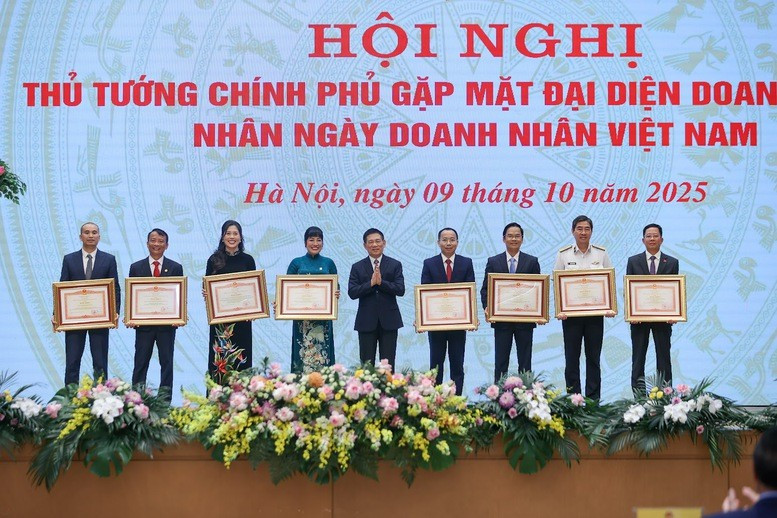 Phó Thủ tướng Hồ Đức Phớc trao tặng Bằng khen của Thủ tướng Chính phủ cho 8 đơn vị - Ảnh: VGP/Nhật Bắc