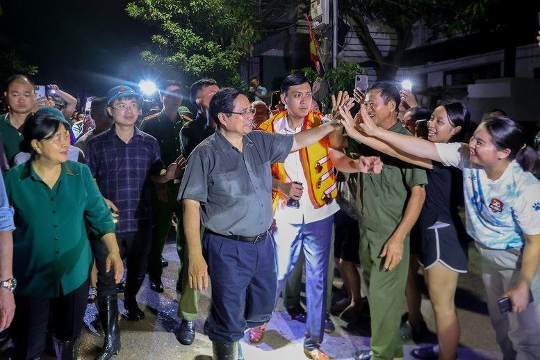 Thăm hỏi, động viên bà con nhân dân, Thủ tướng chia sẻ với những khó khăn, thiệt hại của bà con, mong bà con luôn đoàn kết, hỗ trợ lẫn nhau và nếu có lũ thì tuân thủ nghiêm hướng dẫn của các cơ quan chức năng, ưu tiên cứu trợ người già, trẻ nhỏ, phụ nữ có thai… - Ảnh: VGP/Nhật Bắc