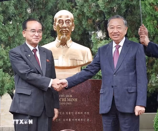 Tổng Bí thư Tô Lâm và ông Jo Yong Won, Ủy viên Thường vụ Bộ Chính trị, Bí thư Trung ương Đảng, Trưởng Ban Tổ chức Trung ương Đảng Lao động Triều Tiên, tại Tượng đài Chủ tịch Hồ Chí Minh. (Ảnh: Thống Nhất/TTXVN)