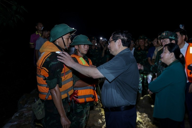 Thủ tướng động viên các lực lượng chức năng đang ứng phó với mưa lũ tại các xã Trung Giã, Đa Phúc - Ảnh: VGP/Nhật Bắc