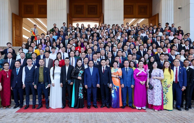 Thủ tướng Phạm Minh Chính chụp ảnh lưu niệm cùng các đại biểu doanh nhân. Ảnh: VGP/Nhật Bắc.