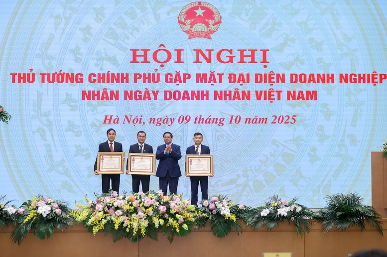 Thủ tướng Chính phủ Phạm Minh Chính đã thay mặt lãnh đạo Đảng, Nhà nước trao tặng Huân chương Lao động hạng 3 cho 3 đơn vị. Ảnh: VGP/Nhật Bắc.