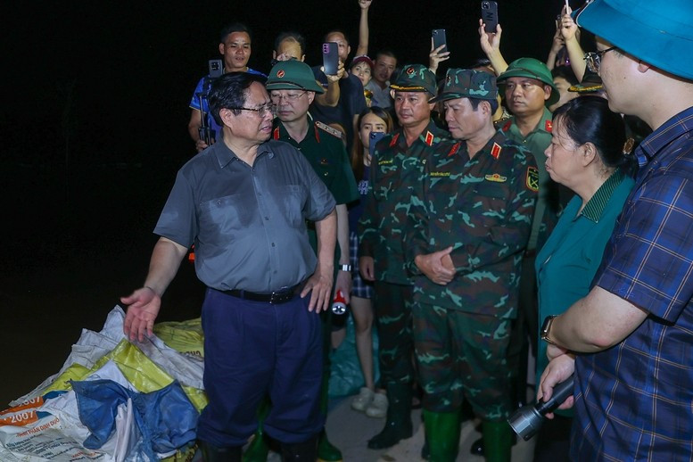 Thủ tướng nhấn mạnh, đây là những khu vực xung yếu, yêu cầu Hà Nội phối hợp với các bộ, ngành, đơn vị liên quan theo dõi chặt chẽ diễn biến nước lũ để có các phương án ứng phó phù hợp - Ảnh: VGP/Nhật Bắc