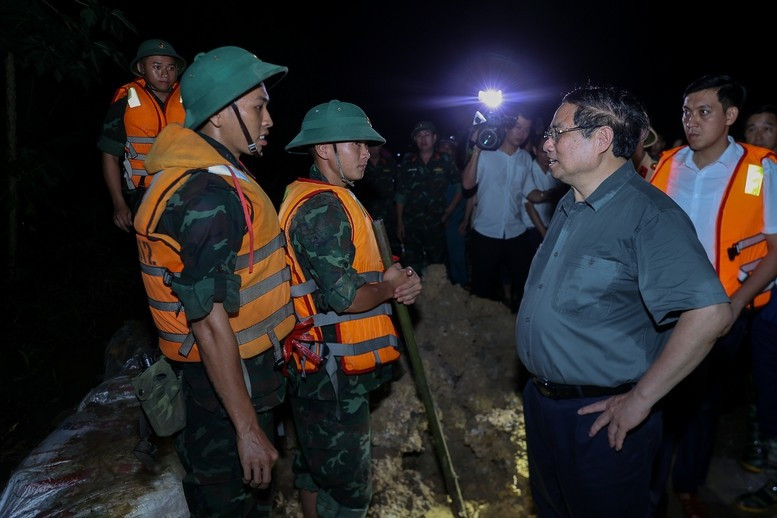 Thủ tướng cảm ơn các cán bộ, chiến sĩ đã làm xuyên đêm với tinh thần trách nhiệm cao nhất, khẩn trương nhất - Ảnh: VGP/Nhật Bắc