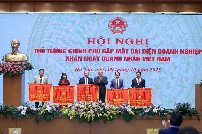 Phó Thủ tướng Thường trực Nguyễn Hòa Bình trao tặng Cờ Thi đua của Chính phủ cho 5 đơn vị. Ảnh: VGP/Nhật Bắc.