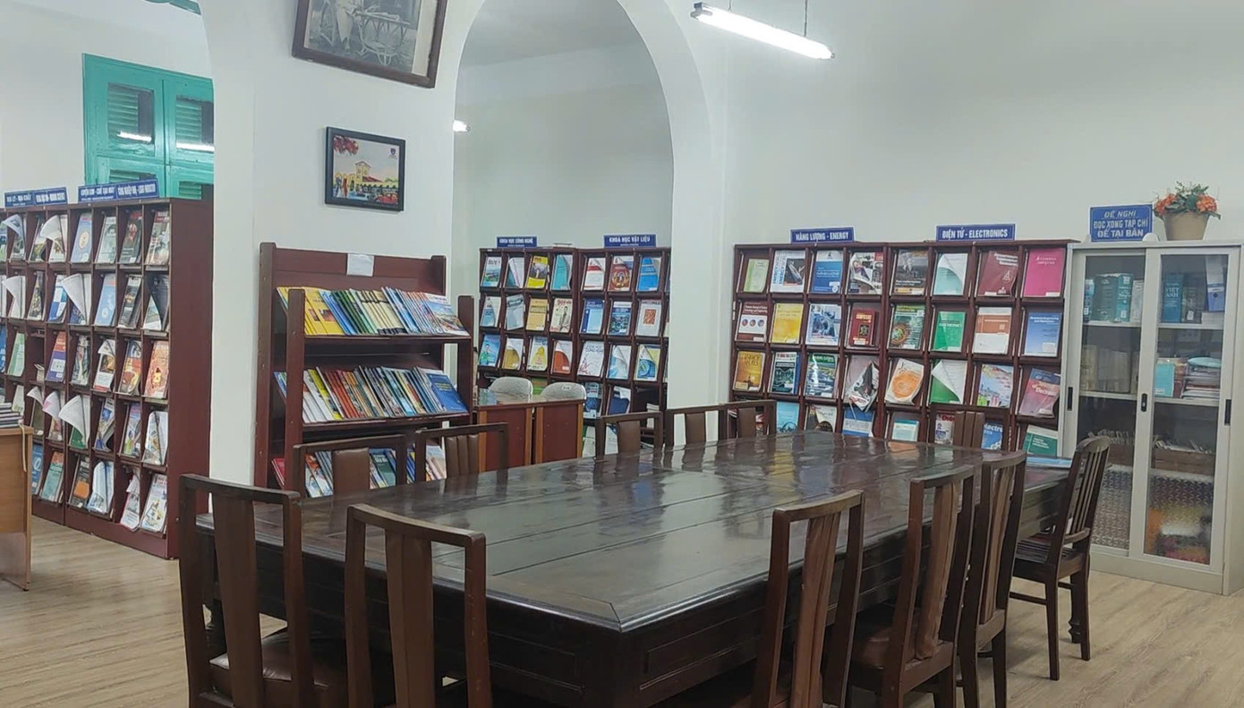 Thư viện rộng rãi, nhiều tài liệu học thuật cho sinh viên ôn tập mùa thi. Ảnh: Thúy Hằng z6852496162937-99a51e7c840bff46b0ea59533ef6f973.jpg