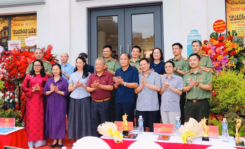 Các đại biểu chụp ảnh lưu niệm cùng Ban biên tập Báo An ninh Thủ đô.