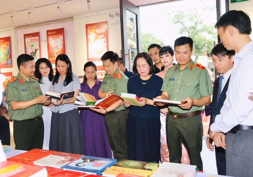 Các đại biểu tham quan không gian trưng bày sách của Báo An ninh Thủ đô và Nhà xuất bản Chính trị quốc gia Sự thật.