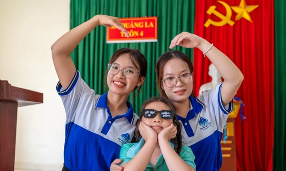 Hai sinh viên sư phạm ở Quảng Ninh mở lớp dạy học miễn phí cho học sinh vùng cao