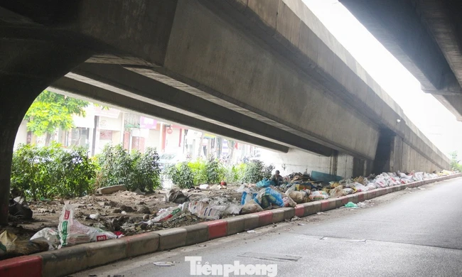 Chủ tịch Hà Nội chỉ đạo xử lý tình trạng rác dày đặc đường Vành đai 2, Vành đai 3