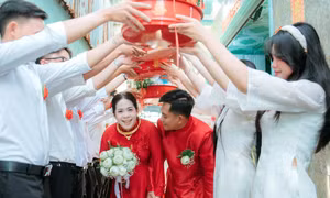 Cặp đôi nhà sát vách kết hôn sau 11 năm yêu, dựng chung rạp cưới, thuê chung MC
