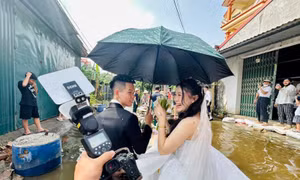 Ngập từ nhà ra ngõ, chú rể Hà Nội đem 2 chiếc thuyền đi đón dâu
