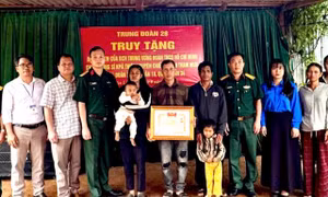 Truy tặng bằng khen của Trung ương Đoàn cho chiến sĩ quên mình cứu hai người