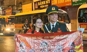 Cô gái vượt 1.600km, thức trắng đêm đợi gặp bạn trai chiến sĩ sau lễ diễu binh