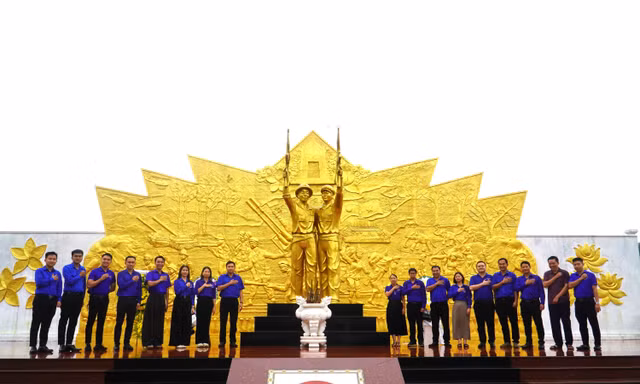Tuổi trẻ Tập đoàn Công nghiệp cao su Việt Nam dâng hương tại Đài tưởng niệm liên minh chiến đấu Việt Nam - Lào