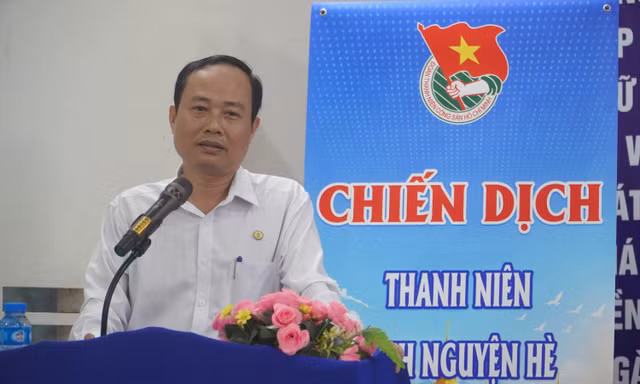 Trao quà cho thanh niên công nhân cao su tại Lào