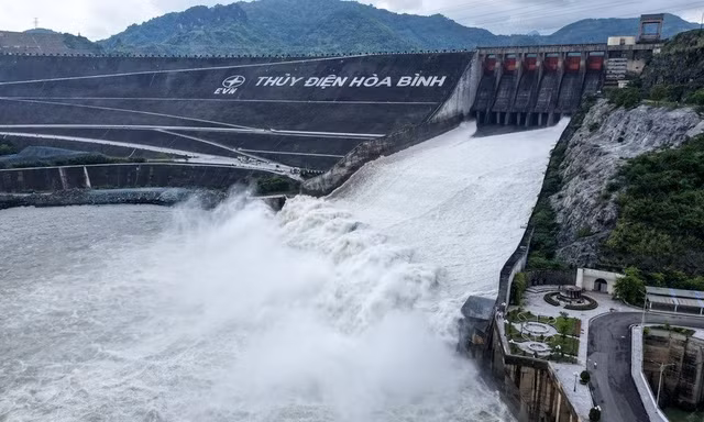 Miền Bắc khẩn trương hạ thấp mực nước các hồ thủy lợi trước giờ bão đổ bộ
