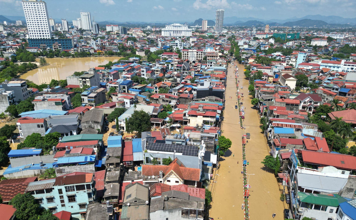 Hơn 43.000 tỷ đồng bị mưa lũ 'cuốn trôi'
