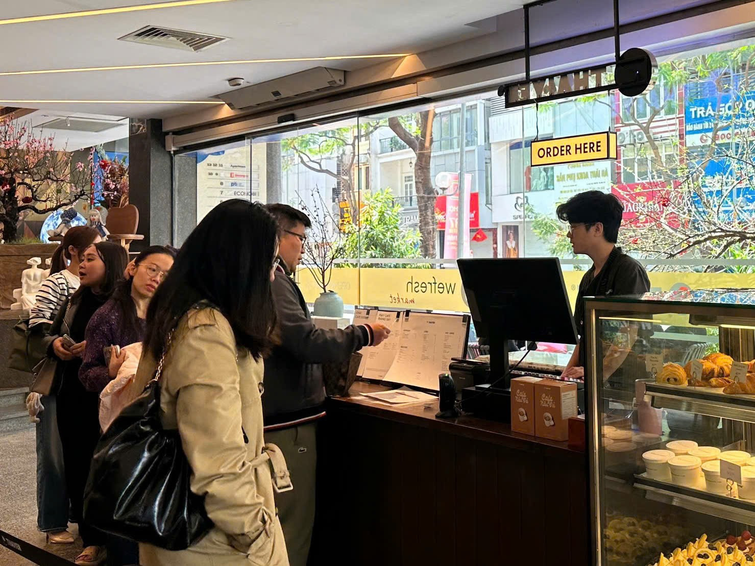 Hà Nội: Xếp hàng ăn phở, uống cà phê 'giải ngấy' ngày Tết