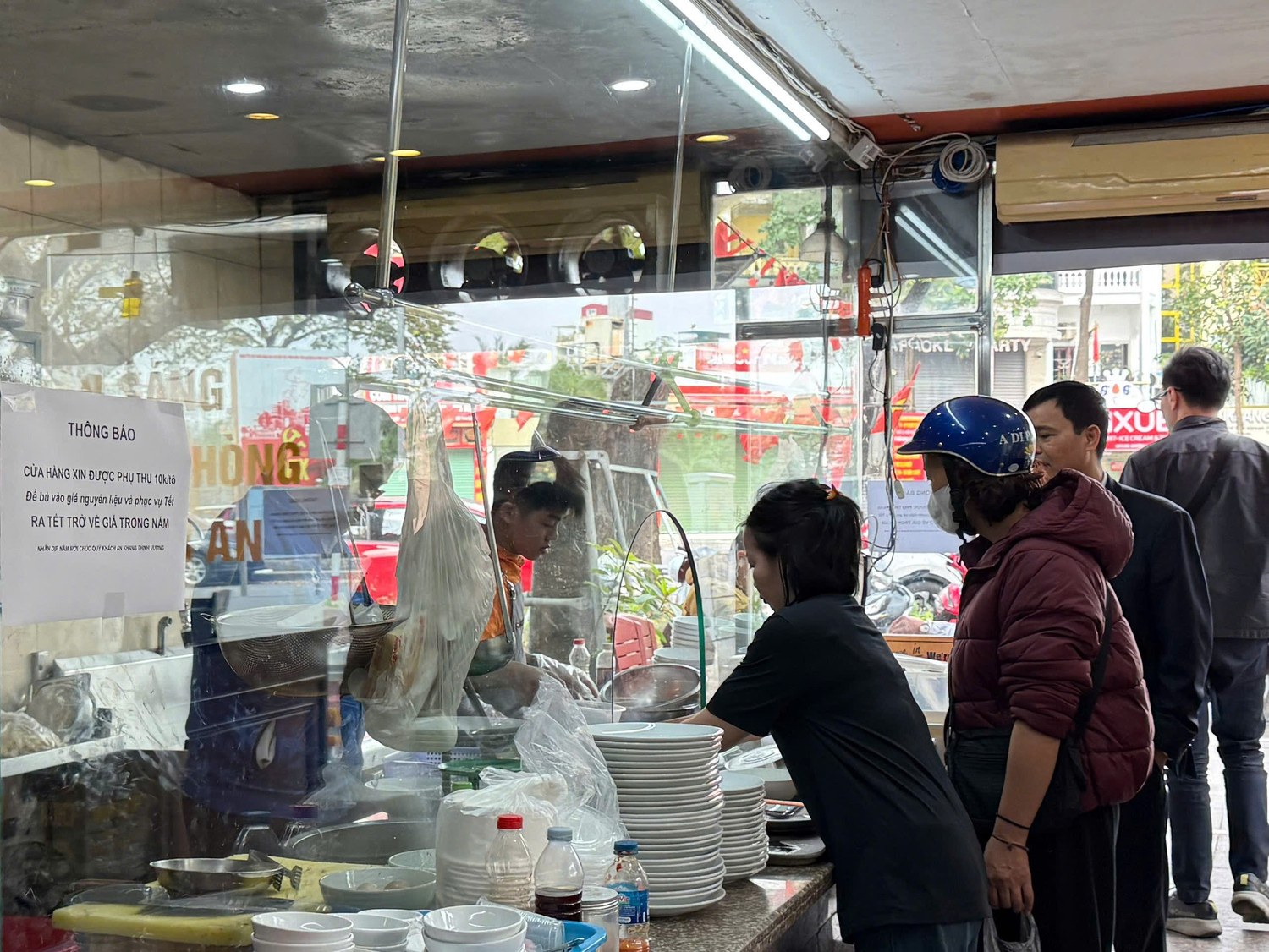 Hà Nội: Xếp hàng ăn phở, uống cà phê 'giải ngấy' ngày Tết