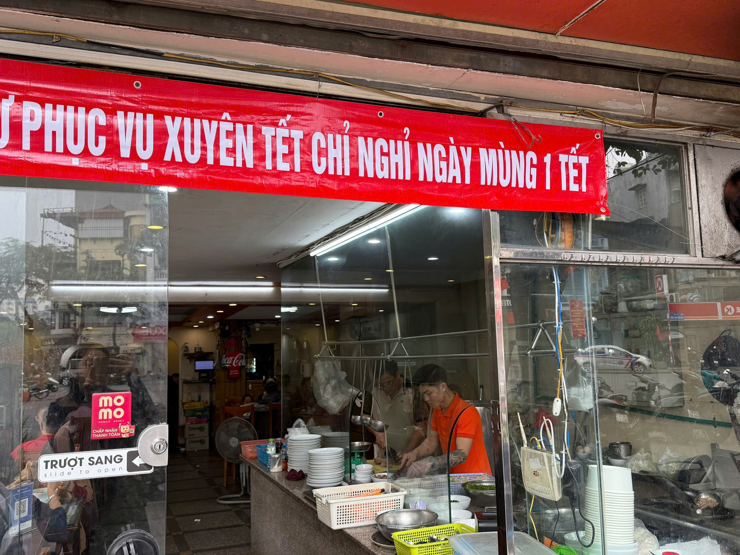 Hà Nội: Xếp hàng ăn phở, uống cà phê 'giải ngấy' ngày Tết