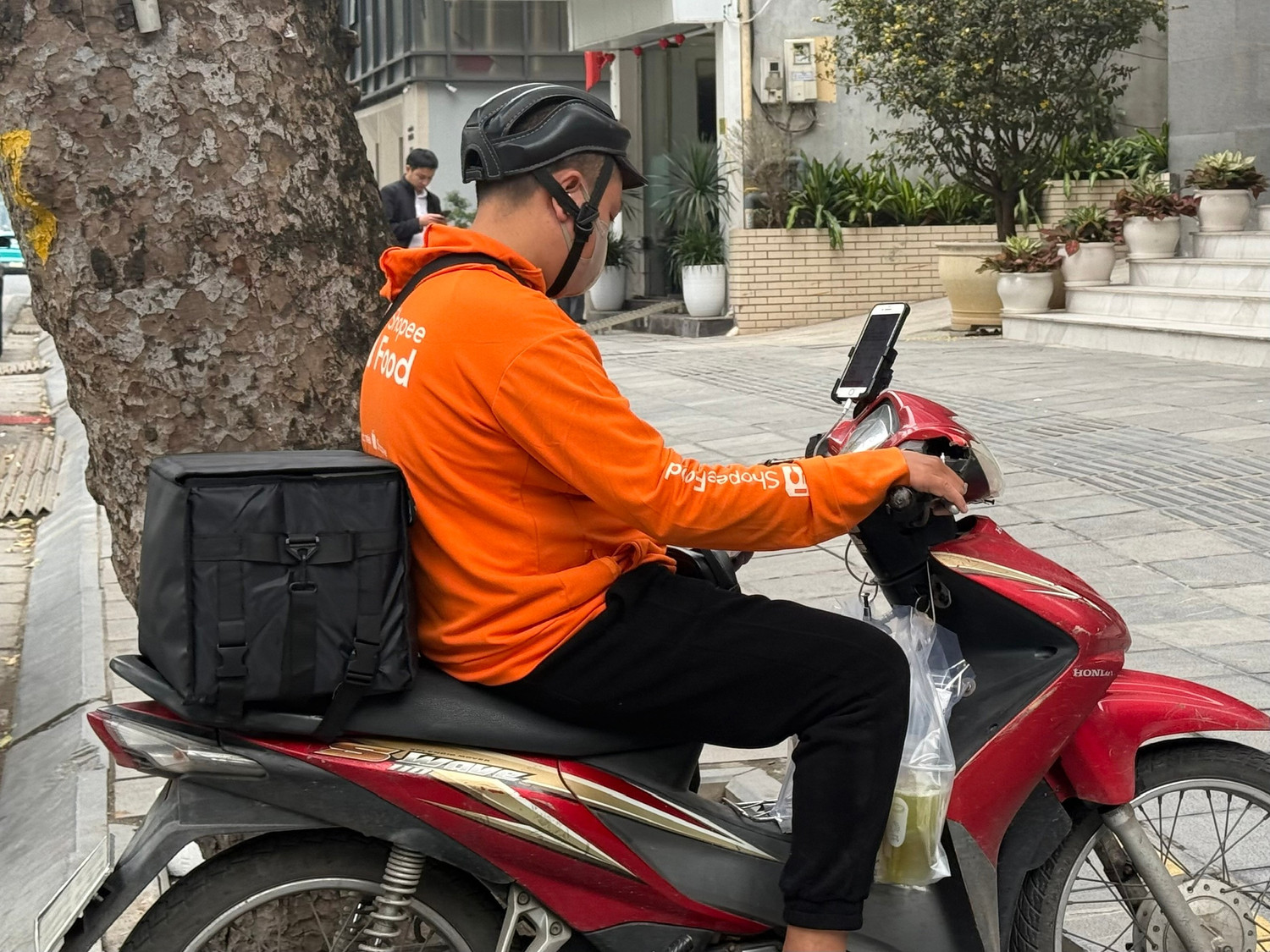 Dịch vụ giao hàng đồng loạt tăng giá, áp dụng 'phụ phí xăng dầu'