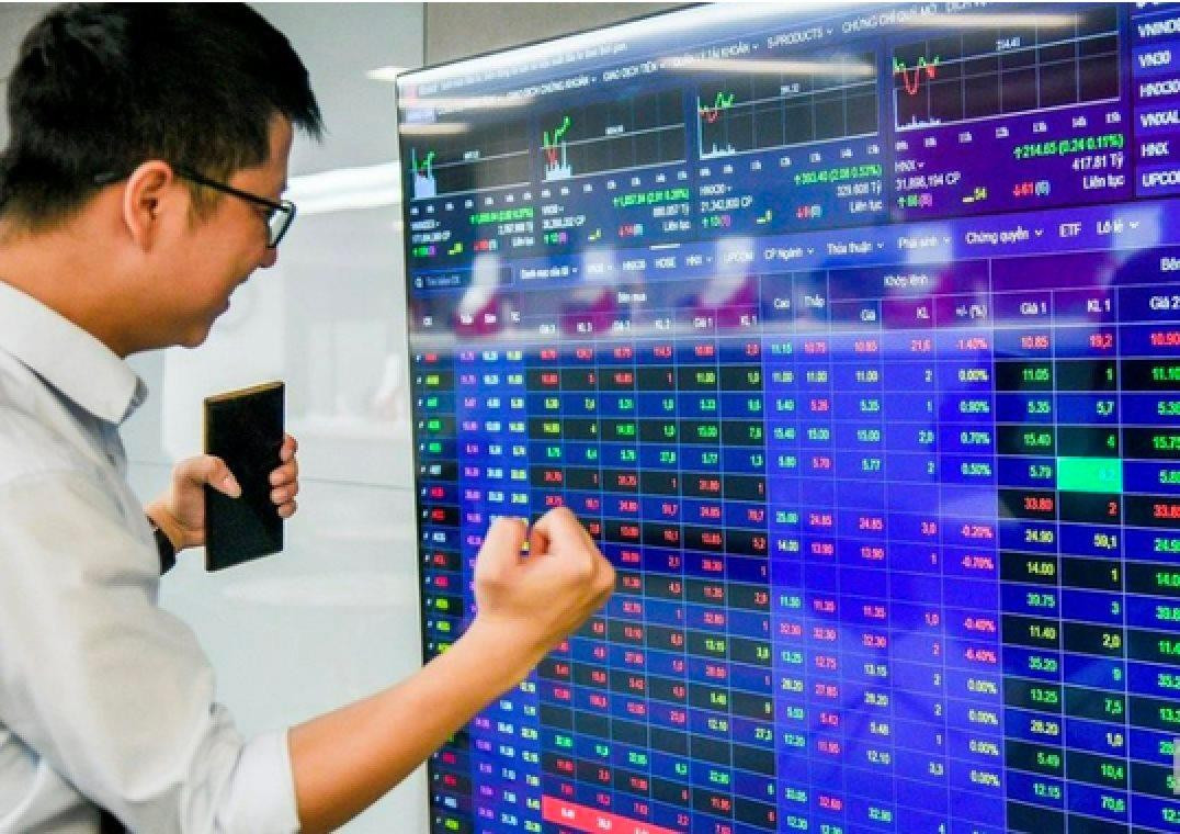 Chứng khoán gây bất ngờ, nhà đầu tư thoát lỗ trong tích tắc