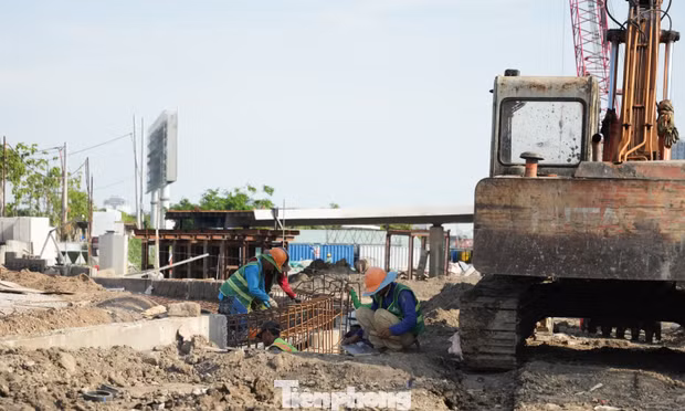 Cầu đi bộ gần 1.000 tỷ đồng qua sông Sài Gòn bước vào giai đoạn ‘chạy nước rút’