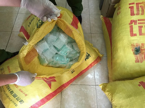 Những ống thuốc kích thích giá đỗ tăng trưởng lậu. Ảnh: C.A