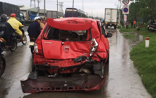 Ba người kêu cứu trong ôtô móp méo. Ảnh: Hải Hiếu