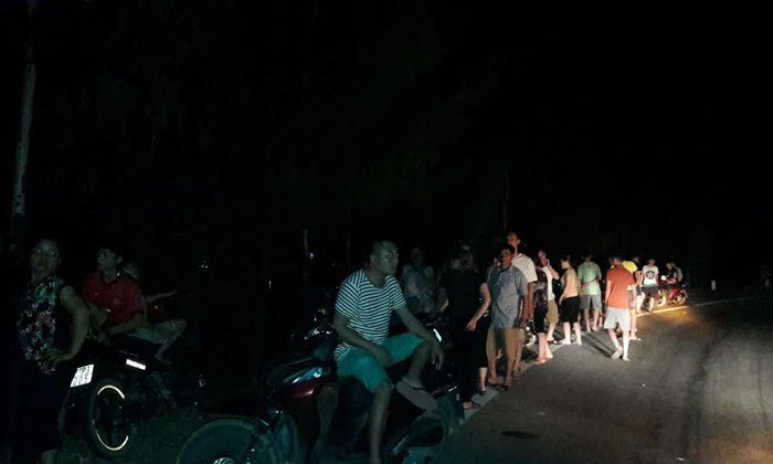 Đông đảo người dân ngóng ra biển chờ đợi giây phút đón phi công Trần Quang Khải cập bờ.