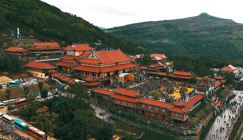 Video: Sự hoành tráng của ngôi chùa nghi vấn truyền bá vong báo oán