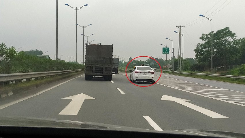 Clip: Chạy 100km/h trên cao tốc vẫn mở cửa sổ trời cho hai con thò đầu ra chơi