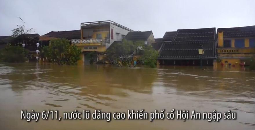 Phố cổ Hội An chìm trong lũ