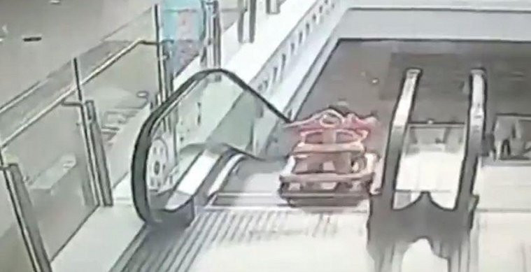 Khoảnh khắc thót tim bé 9 tháng tuổi ngã xuống thang cuốn ở trung tâm thương mại