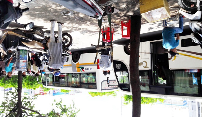 TPHCM: Cận cảnh xe khách ngang nhiên đón khách giữa phố