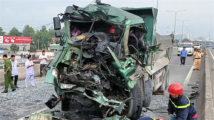 VIDEO: Hiện trường xe ben bẹp dúm sau tai nạn trên cầu vượt An Sương ở Sài Gòn