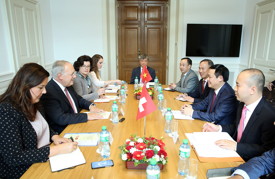 Phó Thủ tướng Vương Đình Huệ làm việc với Bộ trưởng Bộ Kinh tế Thuỵ Sỹ Johann Schneider-Amman