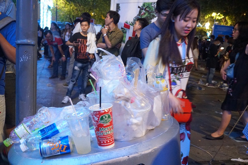Xem pháo hoa xong, nhiều người vô tư vứt rác trên phố Nguyễn Huệ