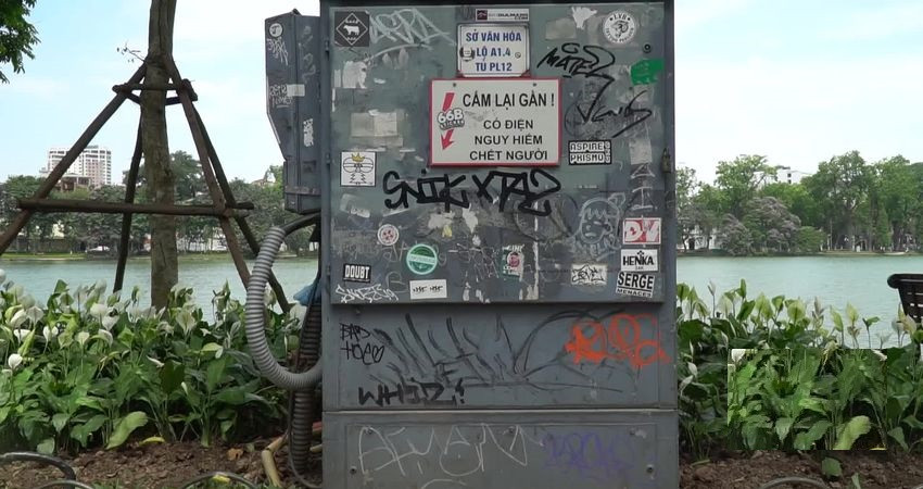 Hà Nội: Hàng loạt bốt điện quanh hồ Gươm bị bôi bẩn