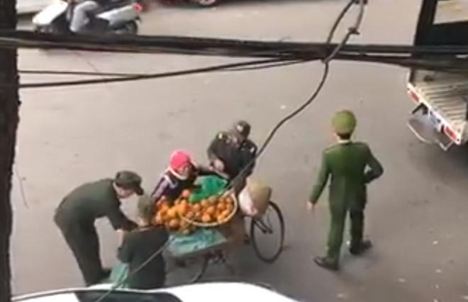 Tổ công tác tịch thu hoa quả của người bán rong