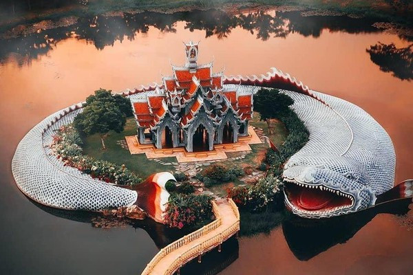 Ngôi đền ở Thái Lan được canh giữ bởi 'con cá' khổng lồ