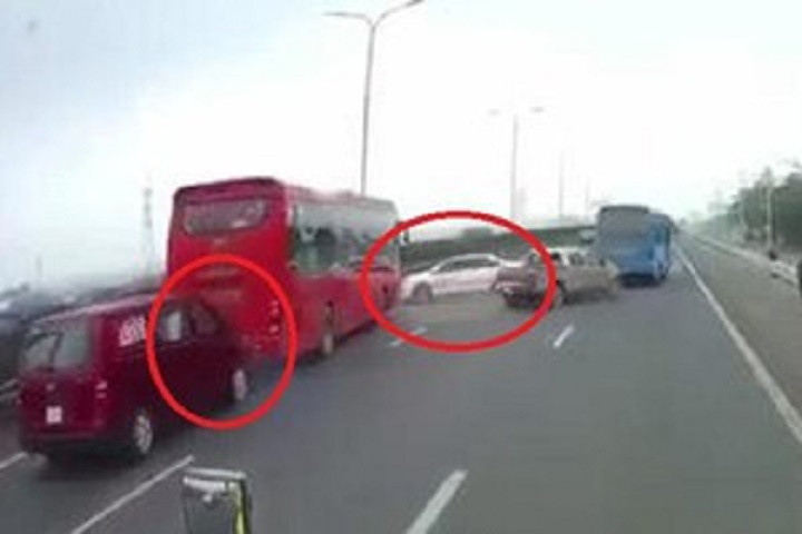 Clip: Xe khách, ô tô đâm nhau liên hoàn trên cao tốc Pháp Vân - Cầu Giẽ