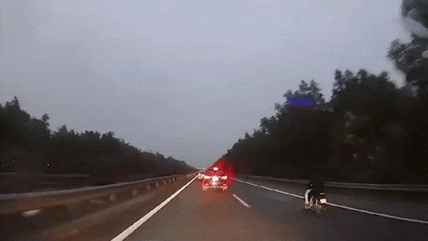 Thanh niên đầu trần, chạy xé gió trong cao tốc khiến ôtô chào thua