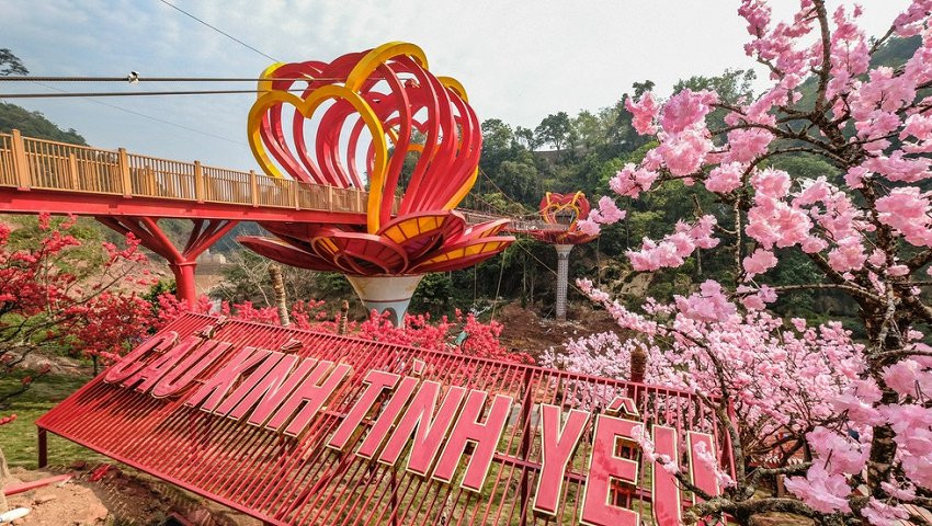 Video: Cận cảnh cầu kính 5D cao 22 m đầu tiên tại Việt Nam