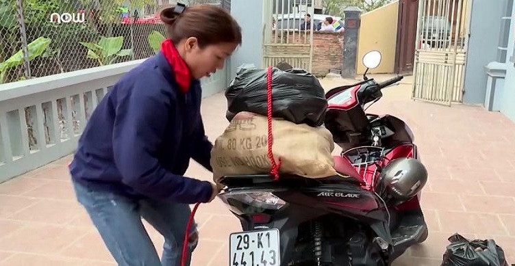 'Nữ hoàng nhảy xa' Bùi Thị Thu Thảo bán khoai lang lo Tết